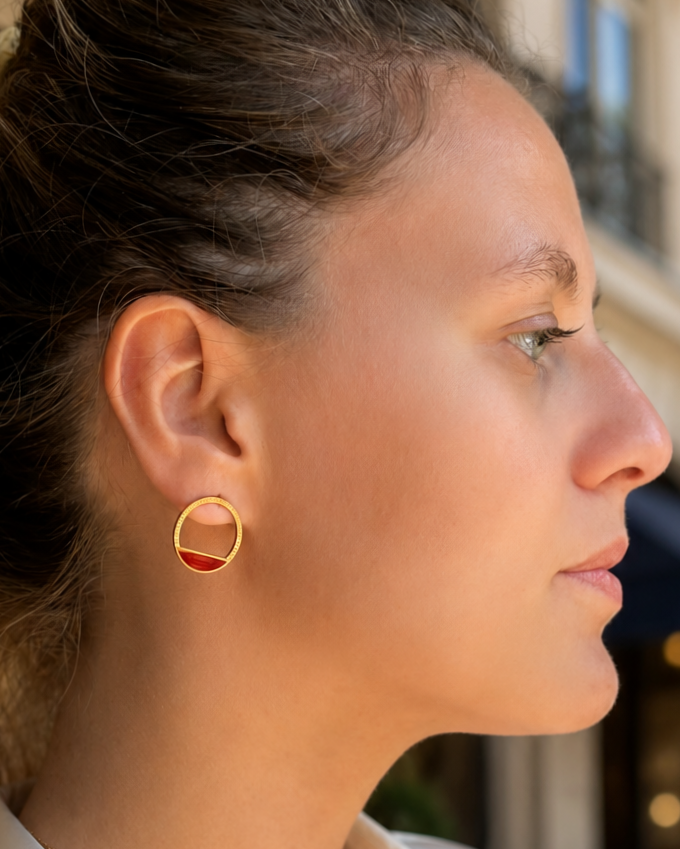 photo des boucles d'oreilles dorées et rouge profond en acier inoxydable de la collection Livia 