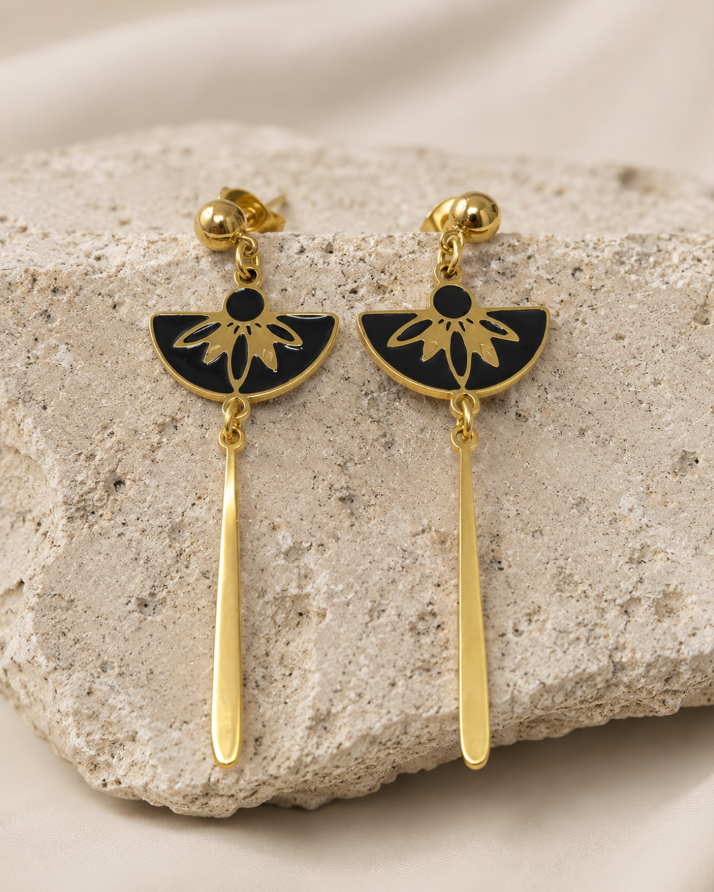 photo de la paire de boucle d'oreilles Palazzo en acier inoxydable doré. gros plan sur les motifs laqués noirs 