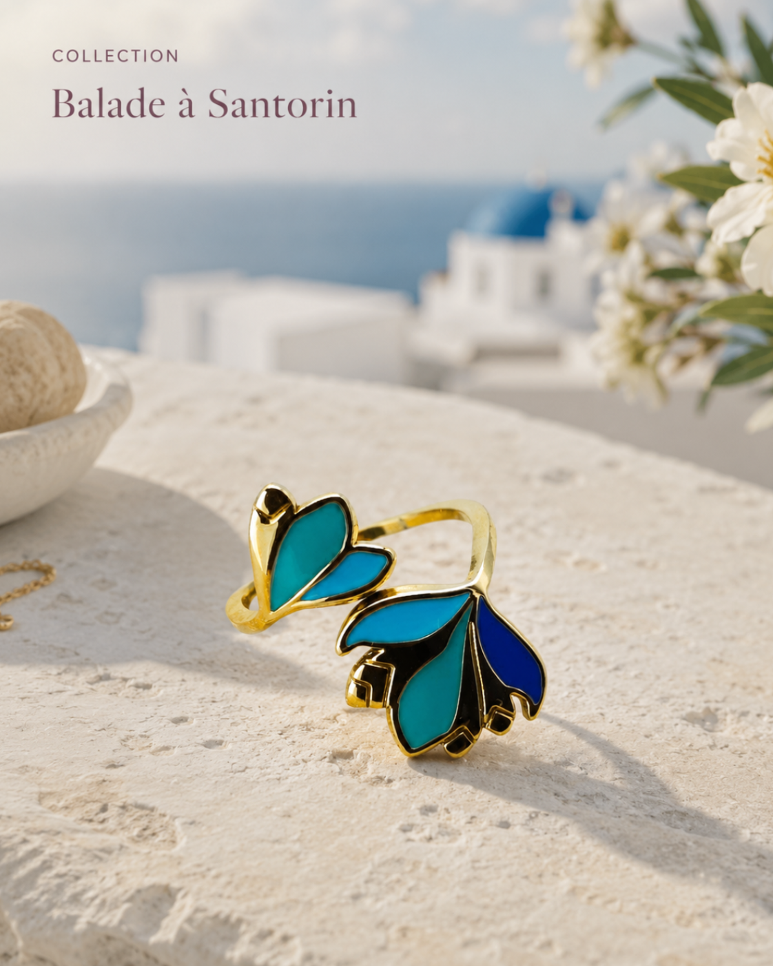 gros plan sur la bague Melina en acier inoxydable dorée de la collection Balade à Santorin  dans le decors de santorin.