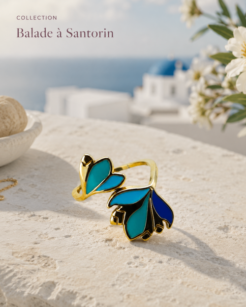 gros plan sur la bague Melina en acier inoxydable dorée de la collection Balade à Santorin  dans le decors de santorin.