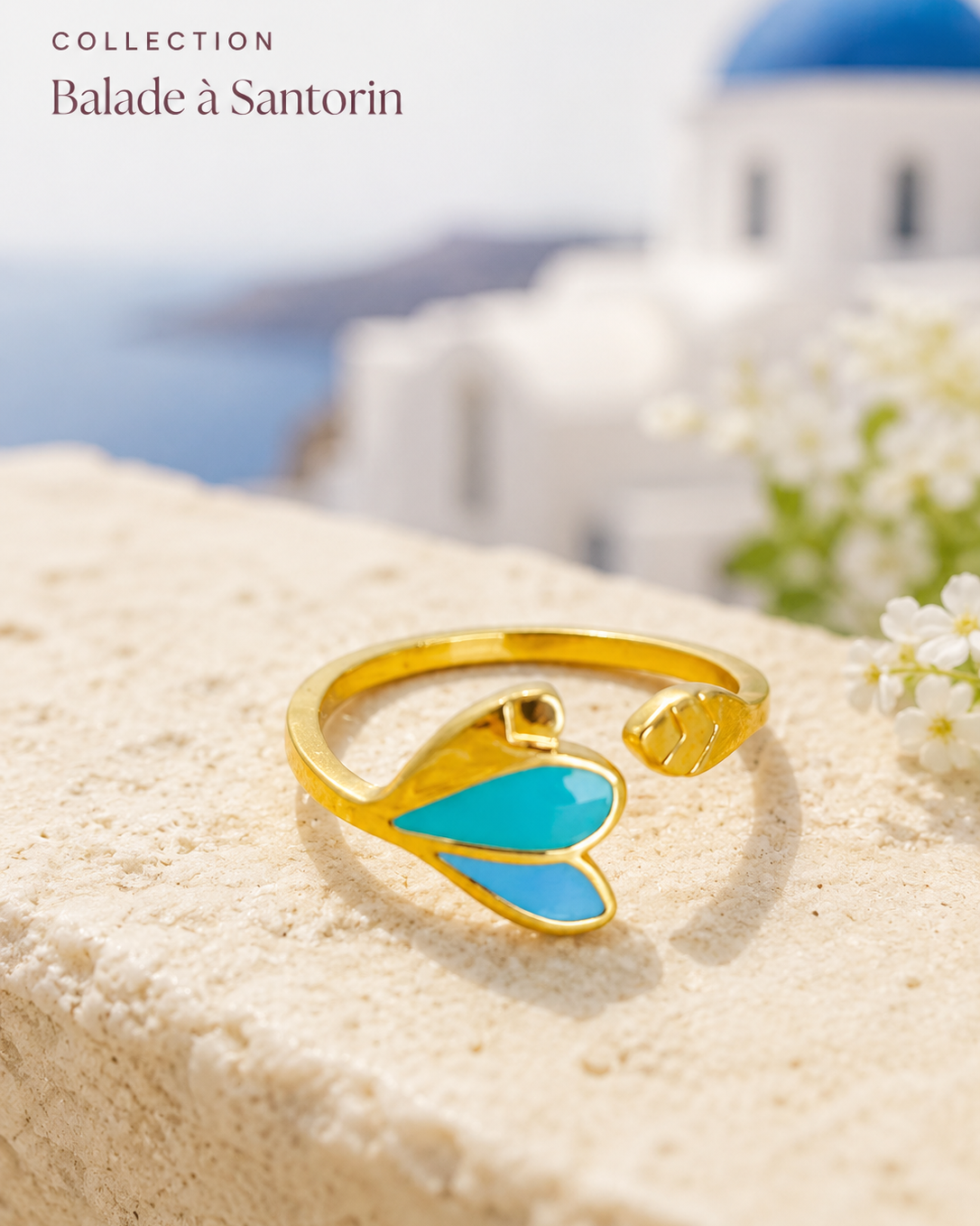 Bague Elena dorée en acier inoxydable. Bague posée et gros plan sur les détails colorés turquoise et vert dans l'univers de la collection balade a Santorin