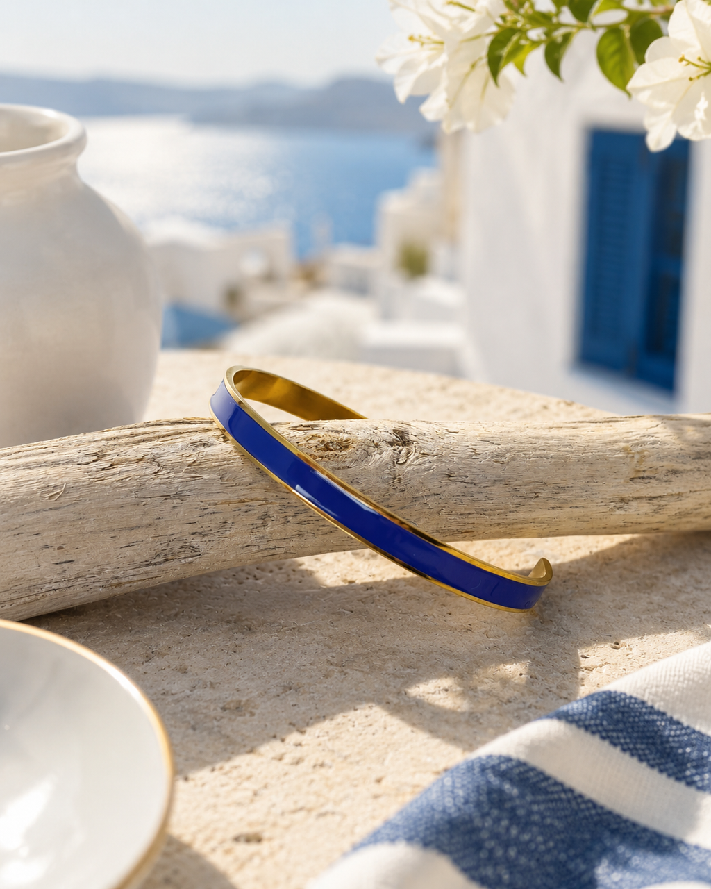 gros plan sur le bracelet en acier inoxydable doré et bleu marine Oia de la collection santorin 