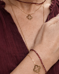 gros plan sur le collier femme Médicis doré porté, avec son médaillon ajouré, finement découpé. Une sélection Yselia en acier inoxydable pvd, résistant à l'eau et à l'usure du quotidien .