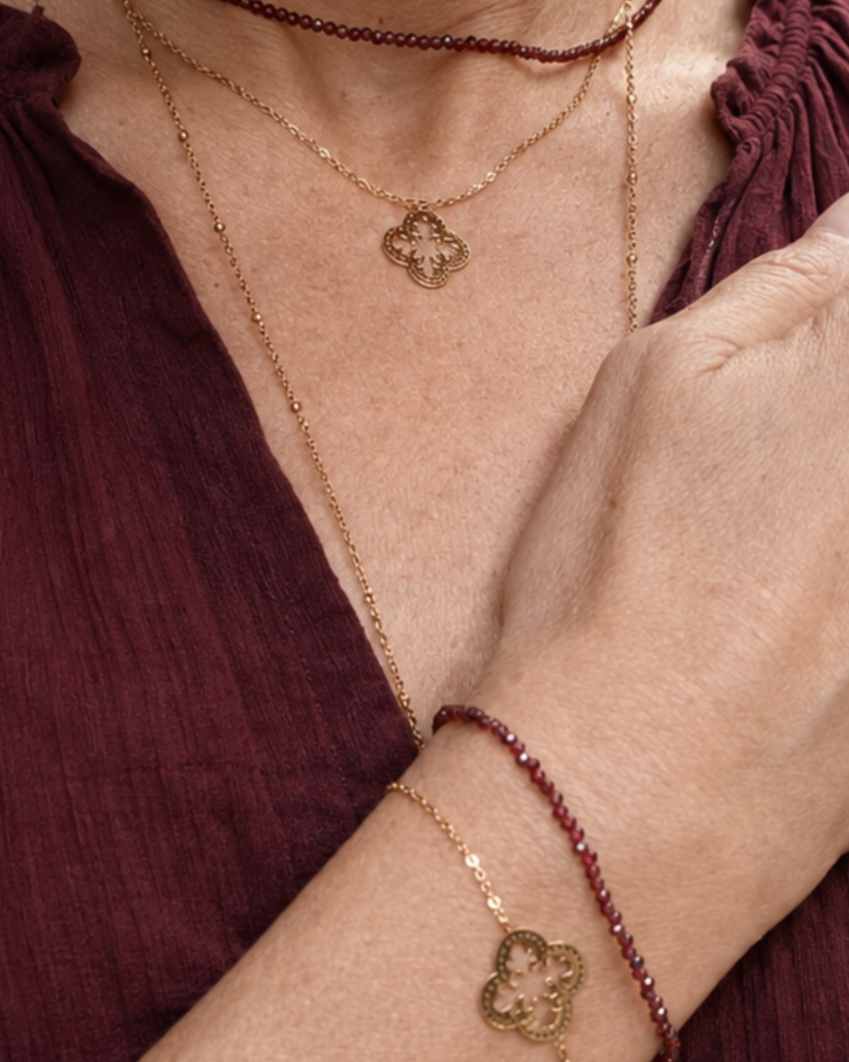 gros plan sur le collier femme Médicis doré porté, avec son médaillon ajouré, finement découpé. Une sélection Yselia en acier inoxydable pvd, résistant à l'eau et à l'usure du quotidien .