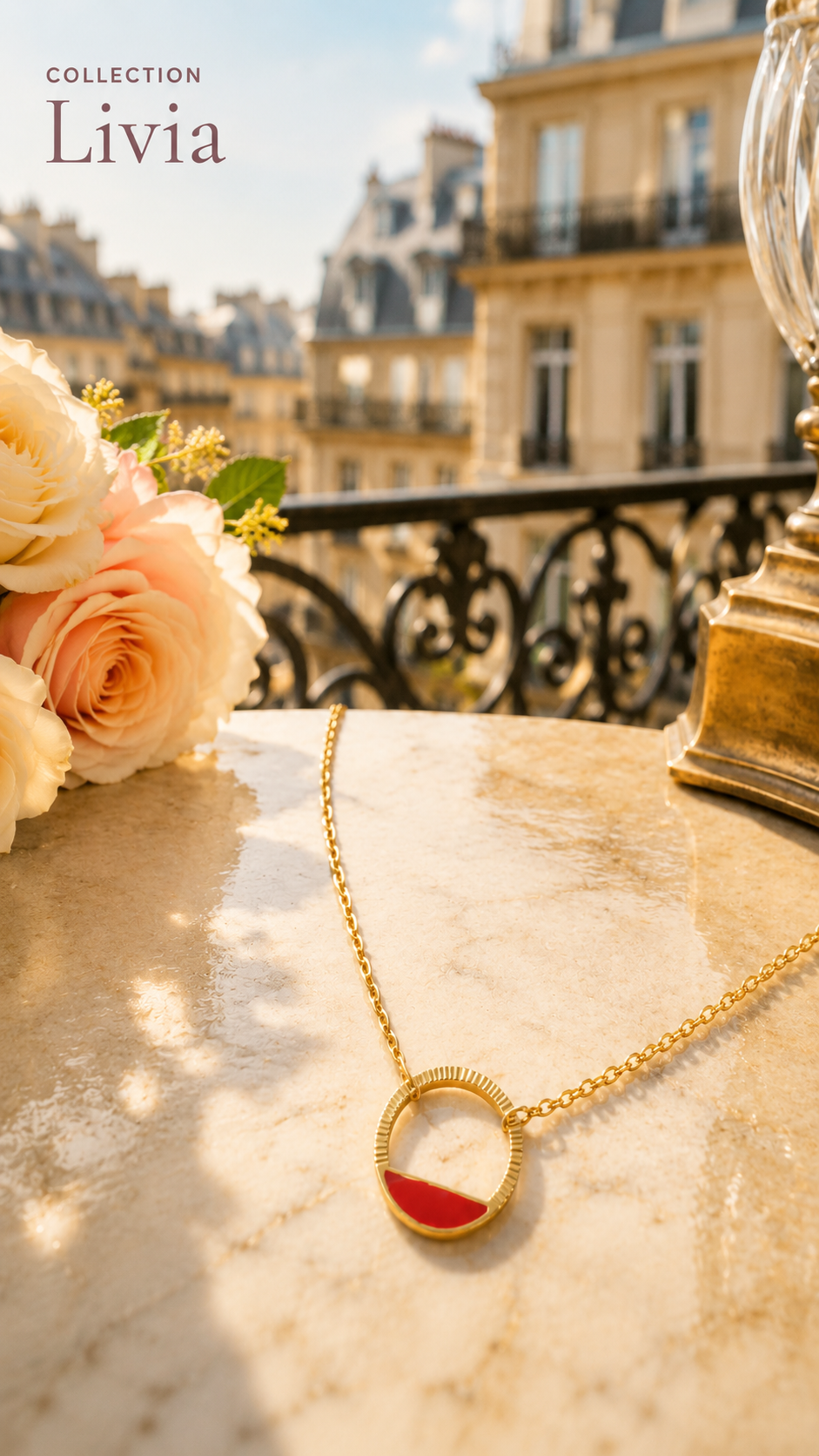détails du collier Livia doré avec une touche de rouge profond en acier inoxydable 