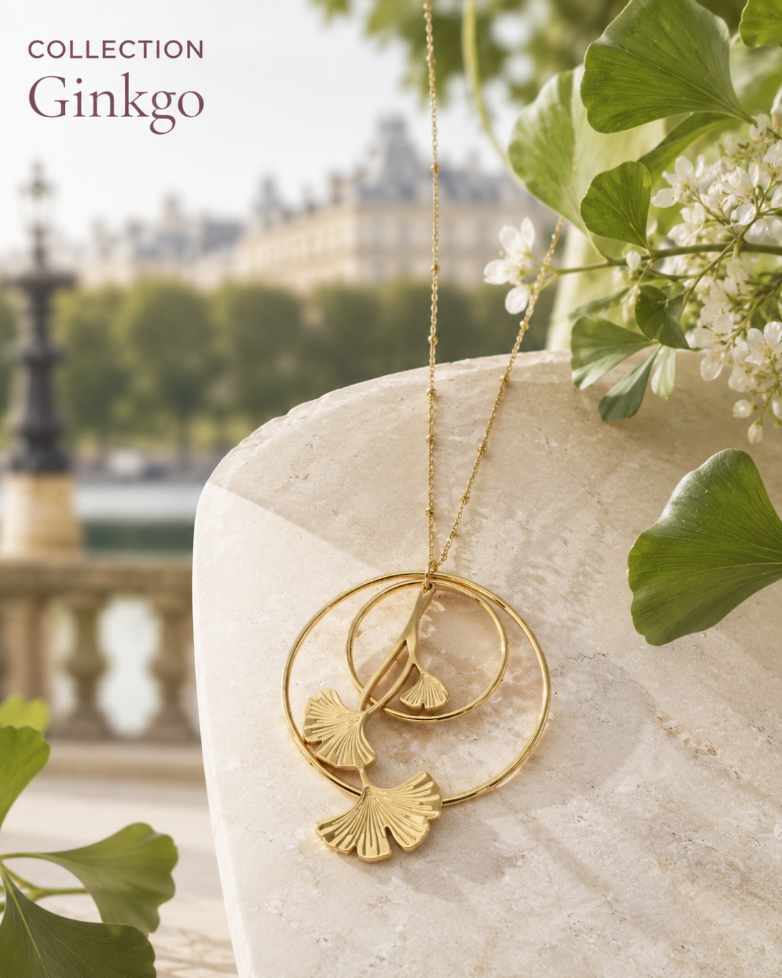 collier long de la collection Ginkgo doré en gros plan . Collier en acier inoxydable avec une fine chaine travaillée.