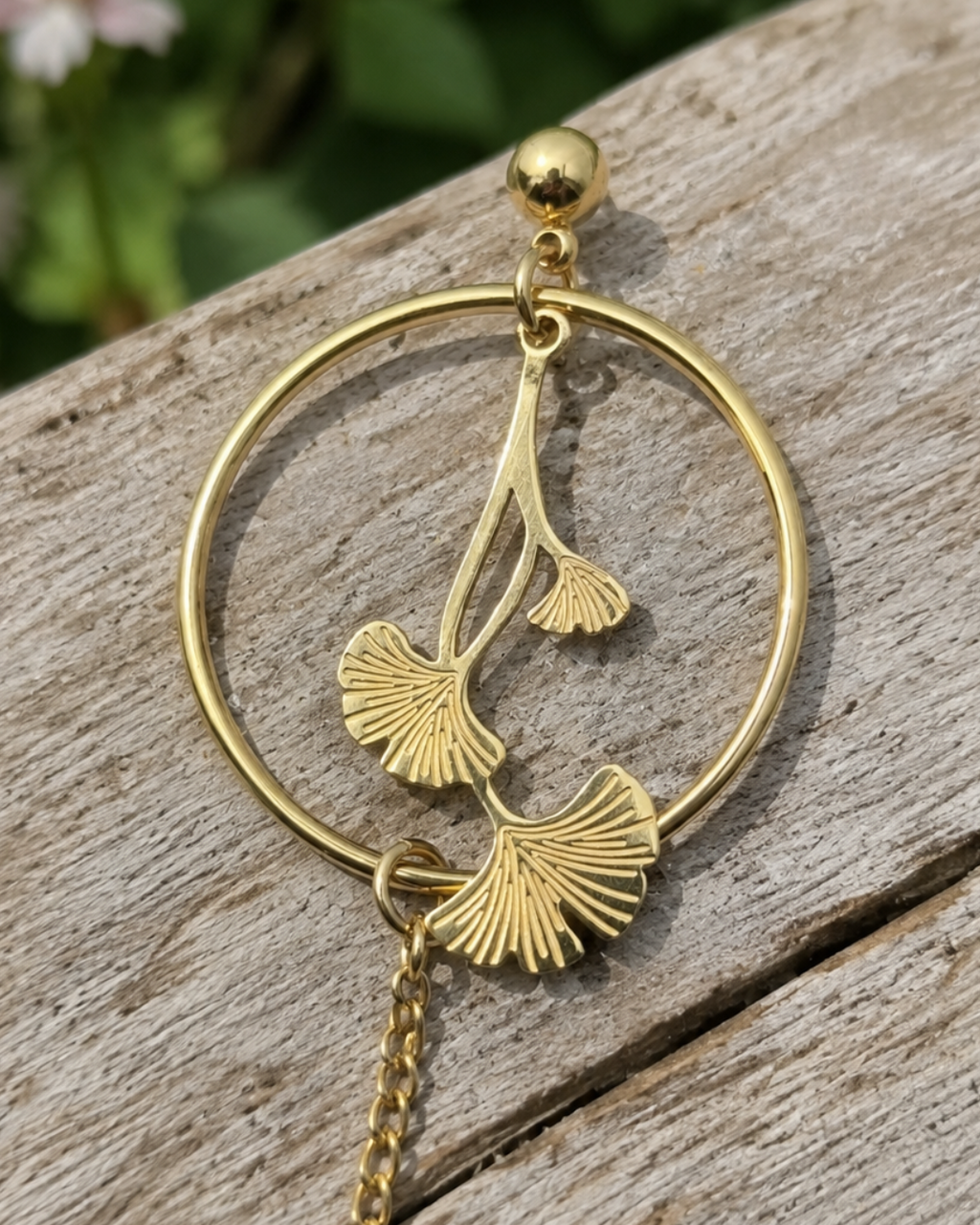 Détail des feuilles gravées des boucles d'oreilles Ginkgo dorées en acier inoxydable - Yselia