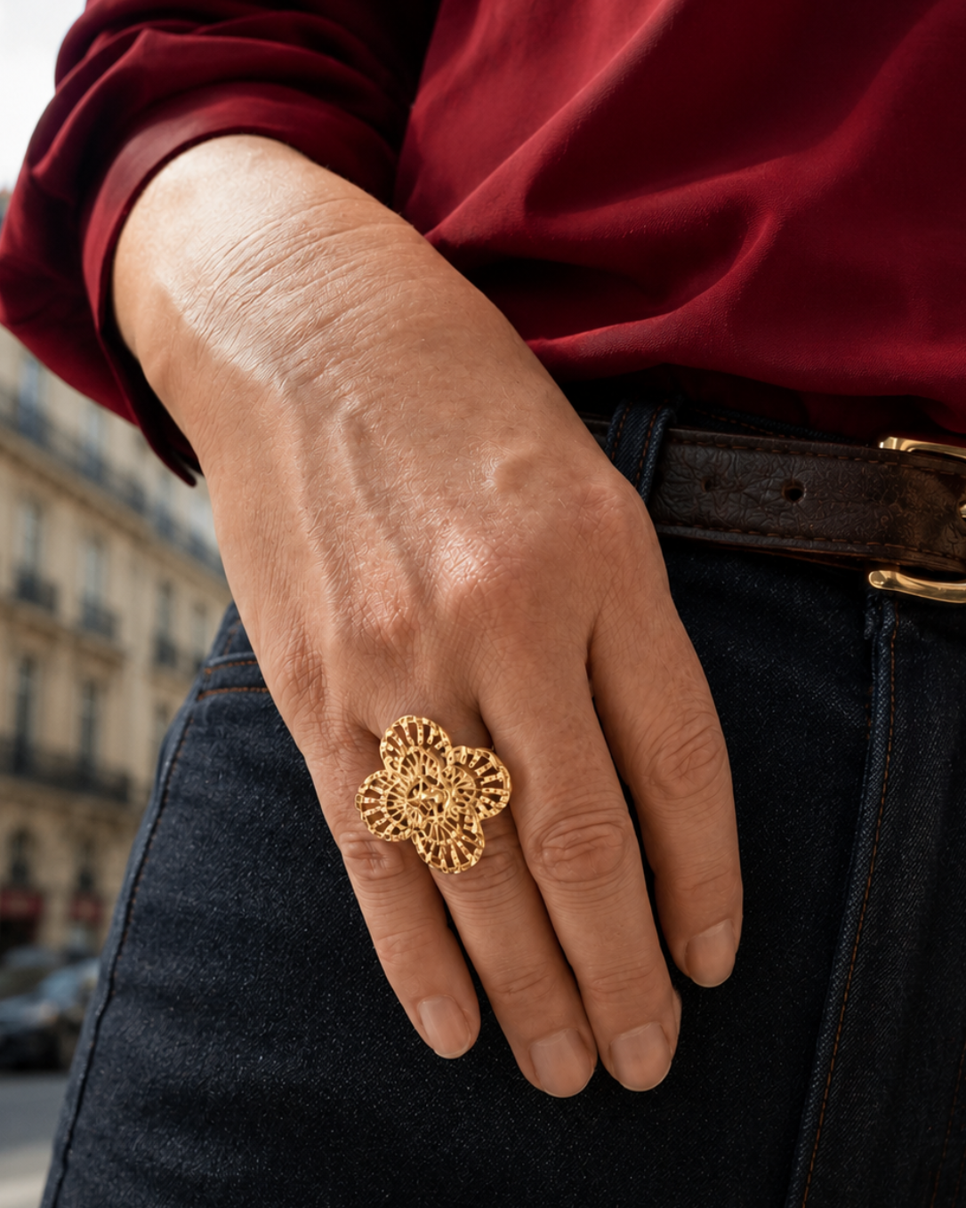 photo en gros plan de la bague Léonie en acier inoxydable finition dorée PVD, résistante a l'eau et à l'usage quotidien. Un e bague de la collection "A fleur de peau" Yselia bijoux
