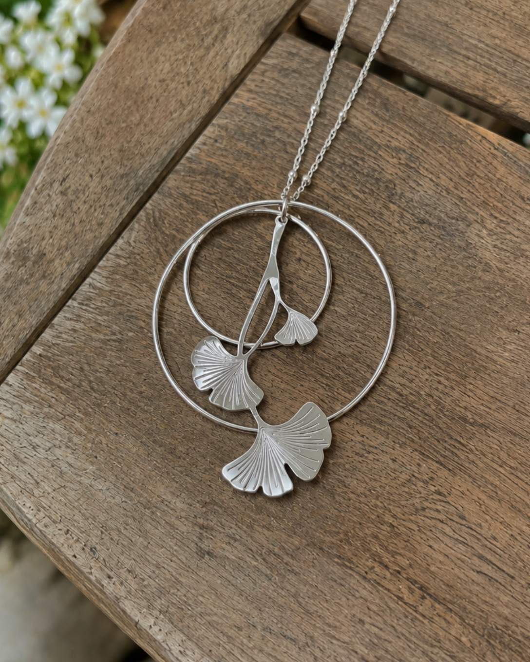 Zoom sur le pendentif du collier femme Ginkgo argent en acier inoxydable - Yselia