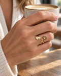 photo de la bague Ginkgo ajustable en acier inoxydable  dorée portée 