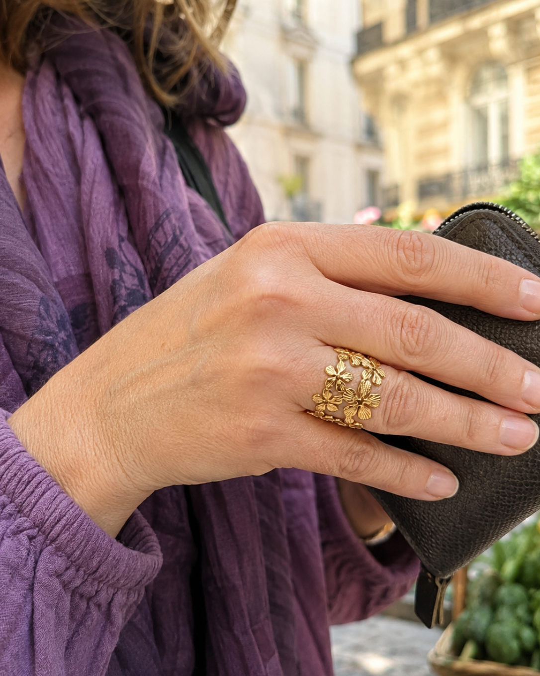 photo en gros plan de la bague Mélusine en acier inoxydable finition dorée PVD, résistant à l'eau et à la vie quotidienne. Une bague à motifs floraux composée de deux rangs de petites fleurs délicates. Bague de la collection "A fleur de peau" - Yselia bijoux