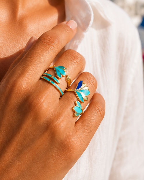 photo de la bague Melina de la collection balade a Santorin portée. Bague en acier inoxydable avec des détails colorés de vert, bleu et turquoise