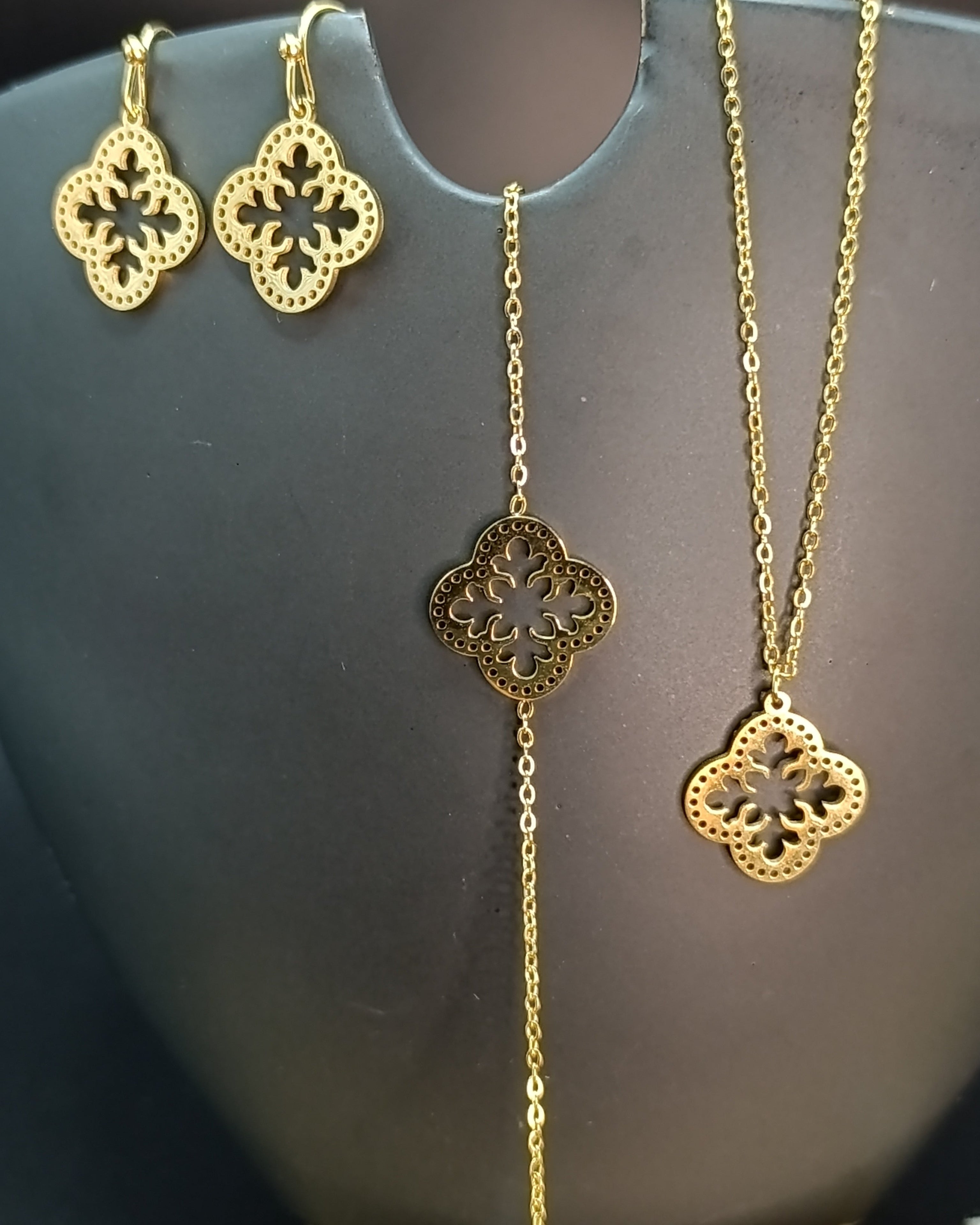 Zoom sur les détails des motifs ajours de la collection Médicis, avec ses médaillons finement ciselés élégants et tout en finesse. Une sélection de Yselia bijoux en acier inoxydable doré PVD, résistant à l'eau et à l'usure de la vie quotidienne.