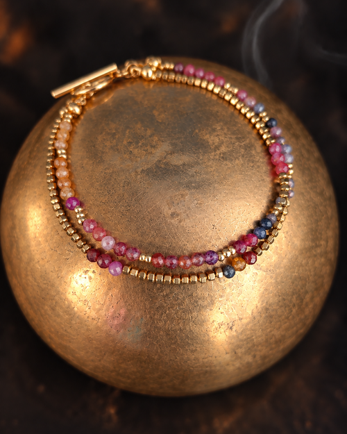 photo du bracelet double rang Ariane, en pierres naturelles, rubis et saphirs et hématites dorées. Fermoir à bascule.