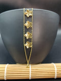 zoom sur le bracelet Juliette en acier inoxydable pvd, résistant à l'eau et à l'usure de la vie quotidienne. Finition dorée. composé d'un double rang et de petite fleurs, très élégantes. un bracelet de la collection A fleur de peau d'yselia.