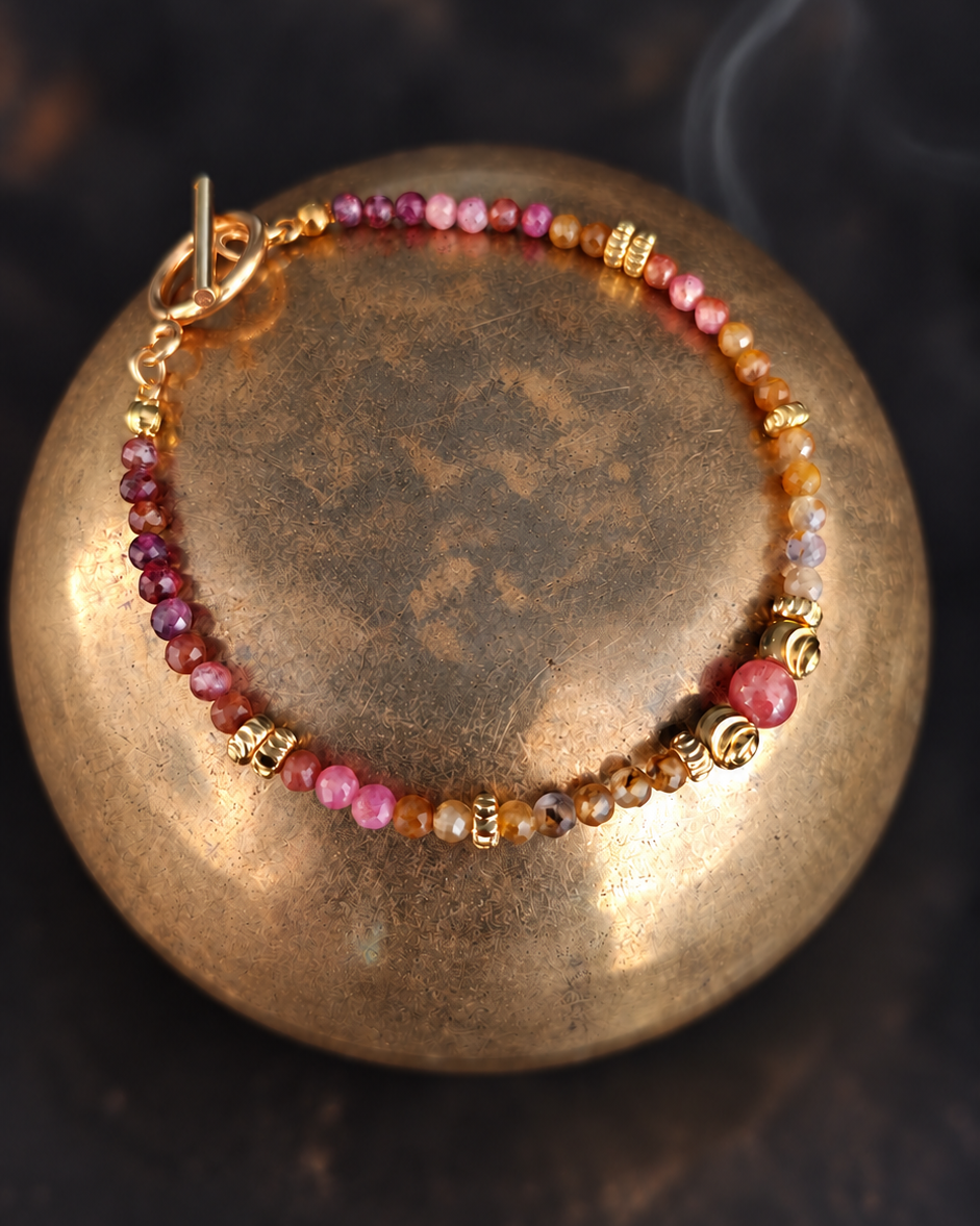 photo du bracelet Solène en pierres naturelles, composé de rubis, et de perles plaquées or 18 carats. fermoir à bascule plaqué or 18 carats.