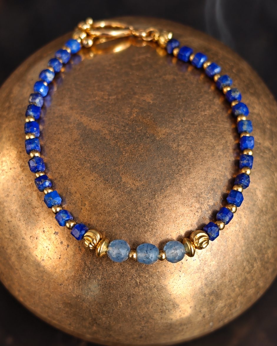 phto du bracelet Céleste en pierres naturelles composées de lapis-lazuli, d'aigue marine et de petites perles en plaqué or 18 carats. Fermoir à bascule en plaqué or 18 carat.