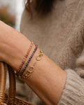 photo en gros plan du bracelet Bellini doré porté. Bracelet de la collection venezia, en acier inoxydable, hypoallergénique t finition pvd, résistant à l'eau et au quotidien. Bracelet sélectionner par Yselia bijoux, pour la finesse de ses détails texturés et élégants.
