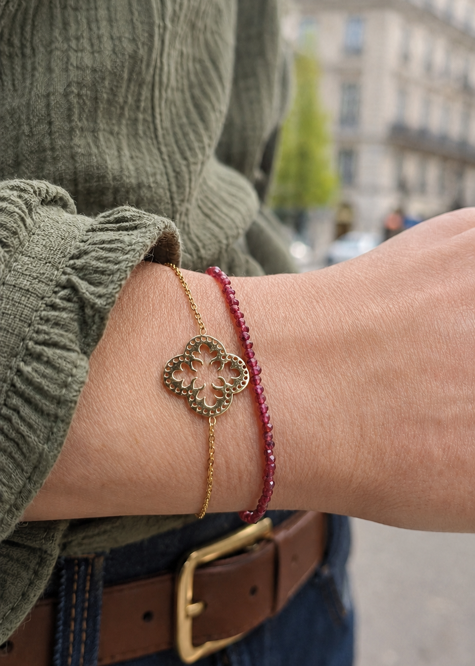 gros plan sur le bracelet Médicis porté, avec sa rosace, ses petits détails ciselés, comme de la dentelle qui en fait un bijou fin et élégant. une séléction yselia bijoux en acier inoxydable finition pvd, résistant à l'eau et à l'usure de la vie quotidienne.
