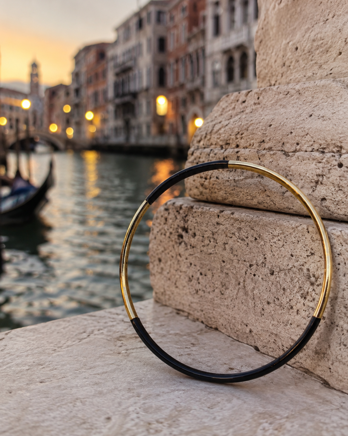 Bracelet Eclipse rigide type "jonc" en acier inoxydable noir laqué et doré de la collection Venezia.