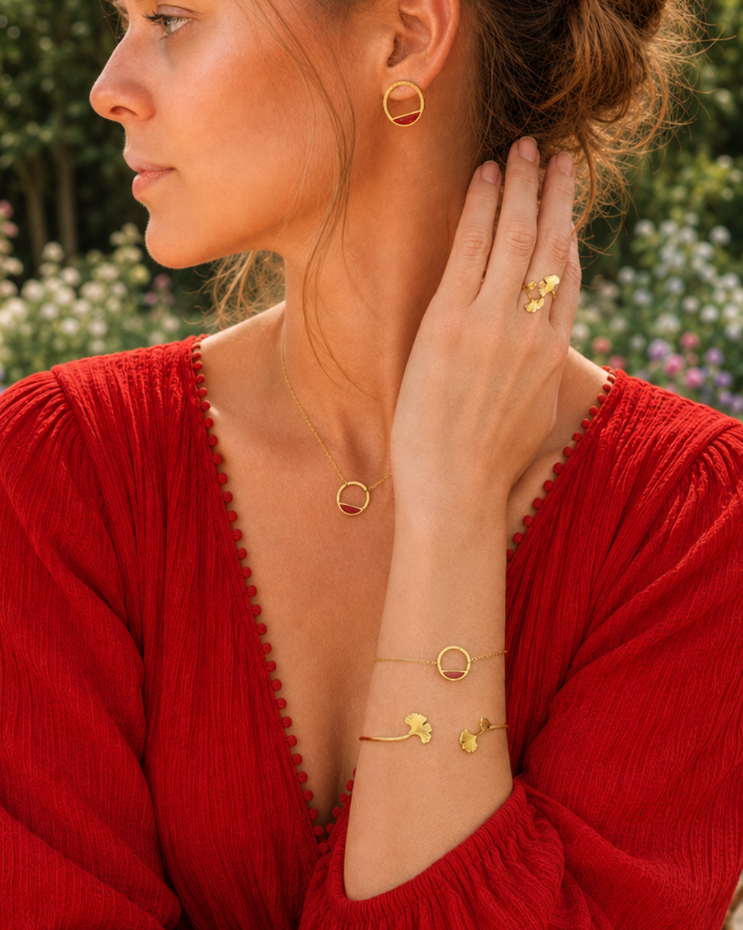 photo de bijoux: collier Livia doré et laqué rouge profond en acier 