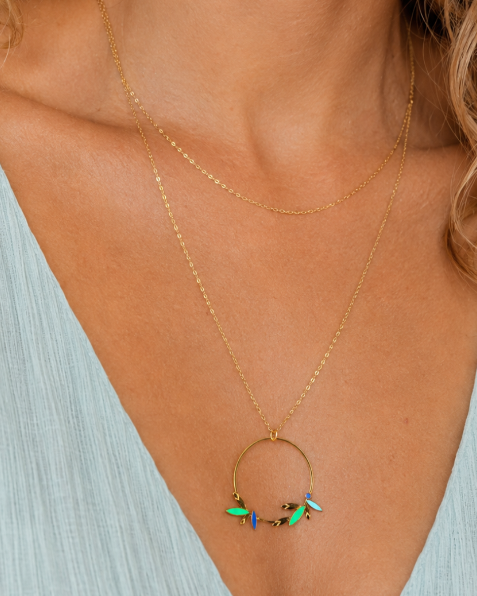 photo du collier double rang doré avec des touches de bleu de vert et de turquoise en acier inoxydable. bijou porté 