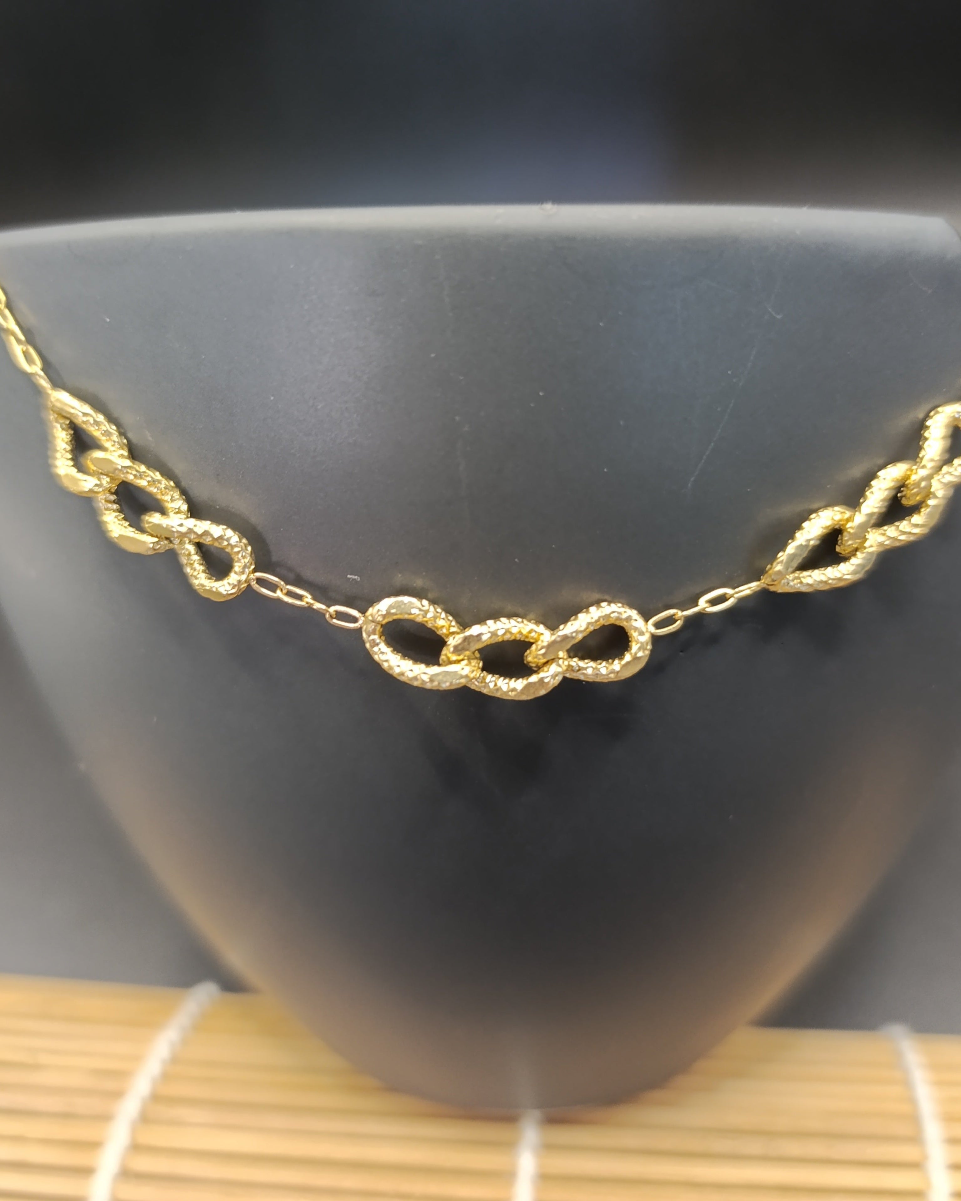 gros plan sur les détails du bracelet pour femme doré Bellini, avec ses petits motifs texturés et sa chaine fine. Une sélection Yselia bijoux en acier inoxydable pvd, hypoallergénique et résistant à l'eau et  la vie quotidienne.