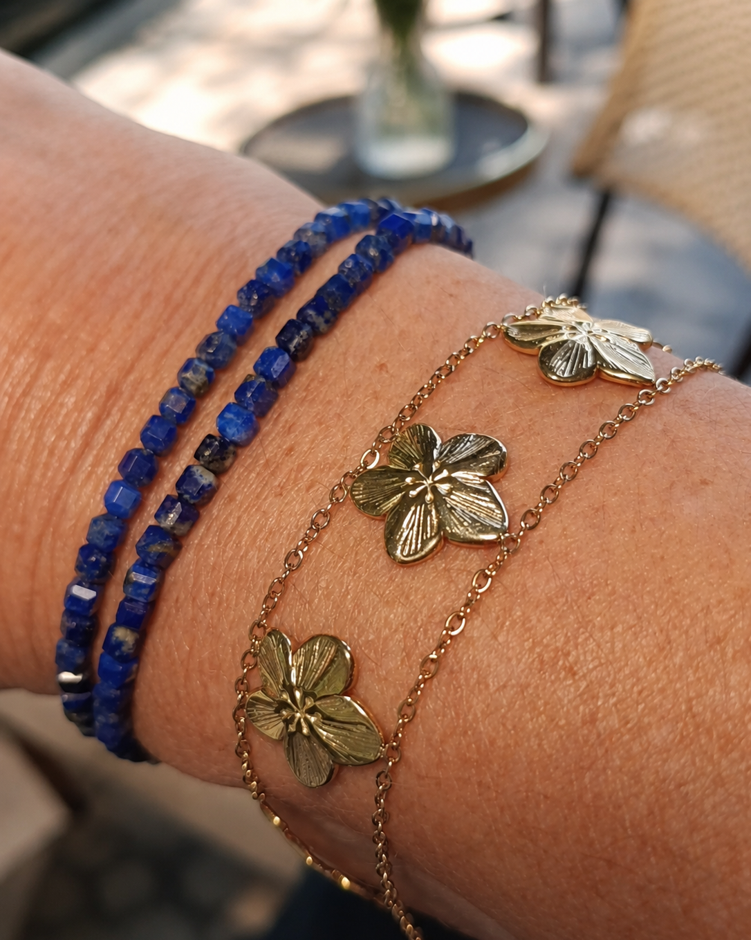 gros plan sur le bracelet double rang doré Juliette avec ses fleurs délicates. finition dorée pvd-résistant à l'eau ce bracelet fait partie de la collection A fleur de peau de Yselia bijoux.
