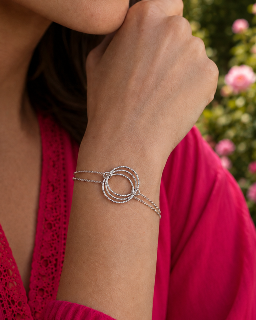 photo du bracelet Echo en acier inoxydable finition argent  de la collection Venezia porté. Bracelet composé de 3 anneaux texturés et d'une double chaine.
