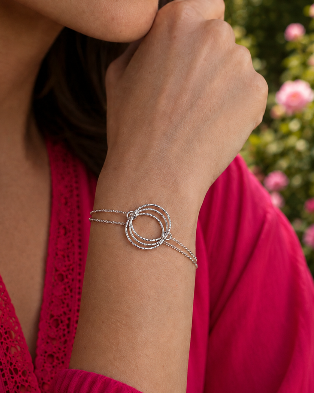 photo du bracelet Echo en acier inoxydable finition argent  de la collection Venezia porté. Bracelet composé de 3 anneaux texturés et d'une double chaine.