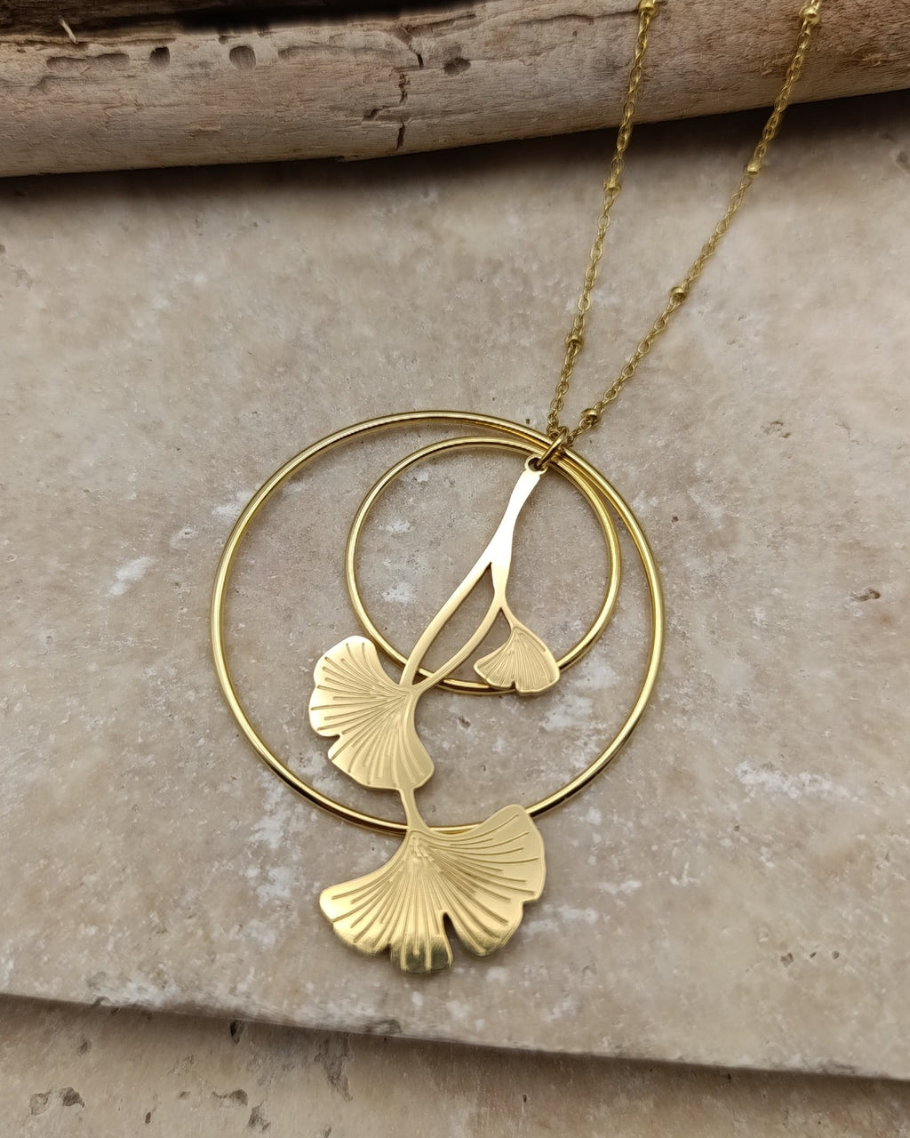 Zoom sur le pendentif du collier Ginkgo doré 