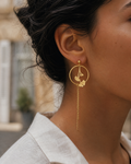 Boucles d'oreilles femme Ginkgo dorées en acier inoxydable portées - Yselia