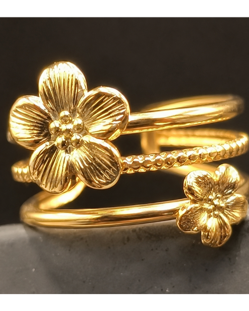 gros plan sur les détails de la bague Lison en acier inoxydable finition dorée PVD, résistant à l'eau et à l'usage de la vie quotidienne et Hypoallergénique. Fleurs d'une grande finesse et élégante. Une bague de la collection "A fleur de peau" de Yselia bijoux.