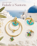 photo des boucles d'oreilles de la collection Balade à Santorin dorées avec des motifs laqués bleu vert et turquoise, en acier inoxydable. Vue de la boucle d'oreille et de ses détails