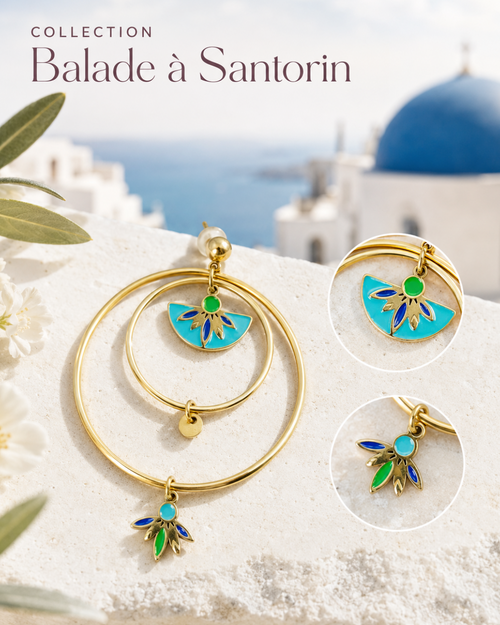 photo des boucles d'oreilles de la collection Balade à Santorin dorées avec des motifs laqués bleu vert et turquoise, en acier inoxydable. Vue de la boucle d'oreille et de ses détails